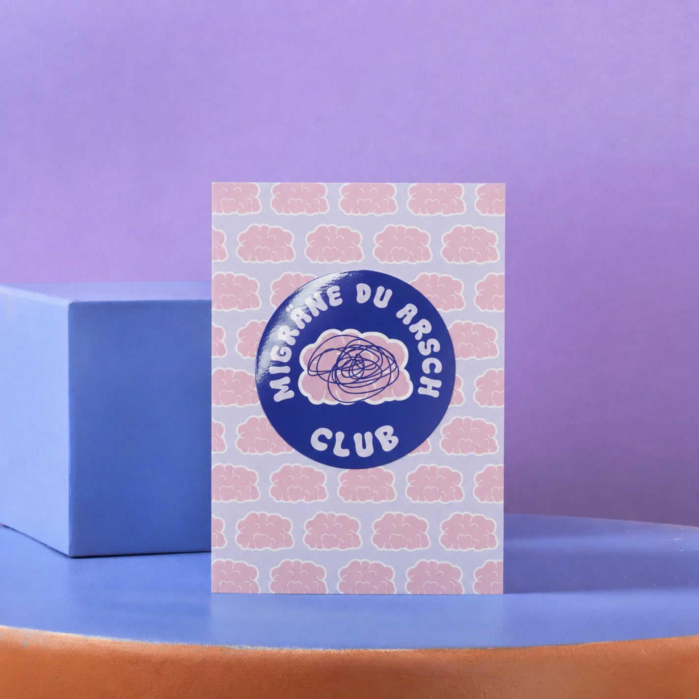 Postkarte „Migräne du Arsch Club“